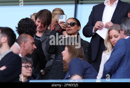 London, Großbritannien. 1. Mai 2023. Alex Scott, ehemaliger Arsenal-Spieler und heute Fernsehmoderator, wird während des Spiels der UEFA Womens Champions League im Emirates Stadium in London auf den Tribünen gesehen. Das Bild sollte lauten: Paul Terry/Sportimage Credit: Sportimage Ltd/Alamy Live News Stockfoto