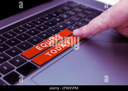 Schild mit der Aufschrift „Equity“, ein Wort über die Qualität der Fairness und der Unparteilichkeit ohne Rasse, eine Hand Unity Stockfoto