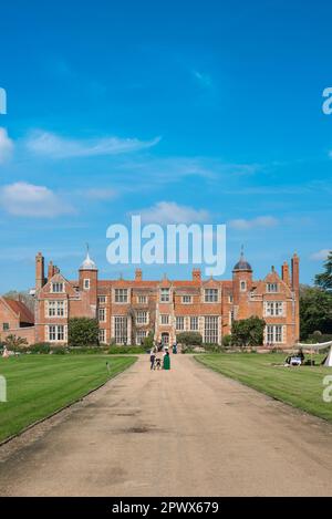 Kentwell Hall Suffolk, Blick im Sommer auf Kentwell Hall - ein gut erhaltenes Landhaus aus der Mitte des 16. Jahrhunderts in Long Melford, Suffolk, England, Großbritannien Stockfoto