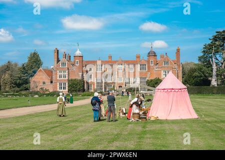 Historisches England, Blick auf die Kentwell Hall des 16. Jahrhunderts in Suffolk während eines beliebten Tudor-Nachstellungswochenendes, Long Melford, Suffolk, England, Großbritannien Stockfoto