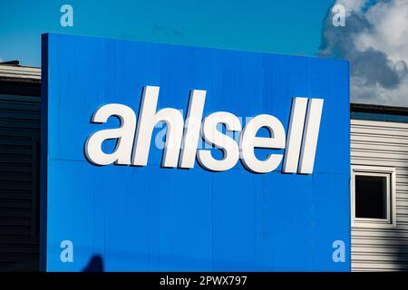 Göteborg, Schweden - August 24 2020: Ahlsell-Logo auf einem Lagerhaus. Stockfoto