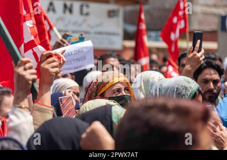 Arbeiter mit Arbeitsvertrag und Tageslohn nehmen an einem Protest Teil, der Mai-Tag ist, der als Internationaler Tag der Arbeit in Srinagar bekannt ist. Der Internationale Tag der Arbeit, auch bekannt als Mai oder Internationaler Arbeitstag, wird jedes Jahr am 01. Mai gefeiert, um den Beitrag der Arbeitnehmer in der Gesellschaft zu würdigen. Die Wurzeln dieses Tages sind auf den Haymarket-Aufstand von 1886 zurückzuführen, der Gewalt zwischen Polizei und Arbeitern beinhaltete. Viele Länder feiern ihn als Plattform für Arbeitnehmer, um für ihre Rechte zu kämpfen und ihre Arbeitsbedingungen zu verbessern. Die Feier ist auch eine Gelegenheit, den Kampf und die Motivation zu ehren Stockfoto