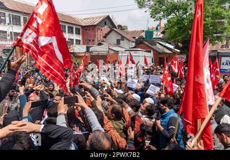 Arbeiter von Arbeitsverträgen und Tagesarbeitskräften singen während eines Protesttags im Mai, der als Internationaler Tag der Arbeit in Srinagar bekannt ist, Slogans und halten Flaggen und Plakate. Der Internationale Tag der Arbeit, auch bekannt als Mai oder Internationaler Arbeitstag, wird jedes Jahr am 01. Mai gefeiert, um den Beitrag der Arbeitnehmer in der Gesellschaft zu würdigen. Die Wurzeln dieses Tages sind auf den Haymarket-Aufstand von 1886 zurückzuführen, der Gewalt zwischen Polizei und Arbeitern beinhaltete. Viele Länder feiern ihn als Plattform für Arbeitnehmer, um für ihre Rechte zu kämpfen und ihre Arbeitsbedingungen zu verbessern. Die Feier ist auch eine Gelegenheit Stockfoto