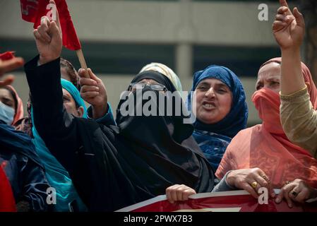 Die Arbeiter von Arbeitsverträgen und Tagesarbeitskräften singen während eines Protestfeiertags im Mai, der als Internationaler Tag der Arbeit in Srinagar bekannt ist. Der Internationale Tag der Arbeit, auch bekannt als Mai oder Internationaler Arbeitstag, wird jedes Jahr am 01. Mai gefeiert, um den Beitrag der Arbeitnehmer in der Gesellschaft zu würdigen. Die Wurzeln dieses Tages sind auf den Haymarket-Aufstand von 1886 zurückzuführen, der Gewalt zwischen Polizei und Arbeitern beinhaltete. Viele Länder feiern ihn als Plattform für Arbeitnehmer, um für ihre Rechte zu kämpfen und ihre Arbeitsbedingungen zu verbessern. Die Feier ist auch eine Gelegenheit, den Kampf an zu ehren Stockfoto