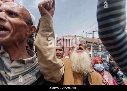 Die Arbeiter von Arbeitsverträgen und Tagesarbeitskräften singen während eines Protestfeiertags im Mai, der als Internationaler Tag der Arbeit in Srinagar bekannt ist. Der Internationale Tag der Arbeit, auch bekannt als Mai oder Internationaler Arbeitstag, wird jedes Jahr am 01. Mai gefeiert, um den Beitrag der Arbeitnehmer in der Gesellschaft zu würdigen. Die Wurzeln dieses Tages sind auf den Haymarket-Aufstand von 1886 zurückzuführen, der Gewalt zwischen Polizei und Arbeitern beinhaltete. Viele Länder feiern ihn als Plattform für Arbeitnehmer, um für ihre Rechte zu kämpfen und ihre Arbeitsbedingungen zu verbessern. Die Feier ist auch eine Gelegenheit, den Kampf an zu ehren Stockfoto