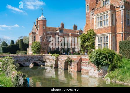 Herrensitz England, im Sommer Blick auf den Wassergraben und die Südfassade von Kentwell Hall, einem Landhaus aus der Mitte des 16. Jahrhunderts in Suffolk, England Stockfoto