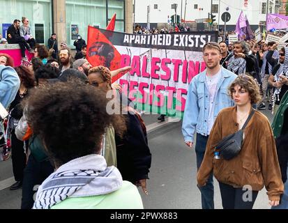 Berlin, Deutschland. 01. Mai 2023. Die Teilnehmer tragen während der Demonstration für den so genannten revolutionären Maitag eine palästinensische Flagge mit der Aufschrift "Palestine Defects Self" durch Berlin-Neukölln. Kredit: Lukas Dubro/dpa/Alamy Live News Stockfoto