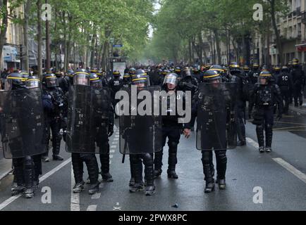 Paris, Frankreich. 01. Mai 2023. Die Polizei nimmt am Montag, dem 1. Mai 2023, während eines Massenprotests am Labor Day in den Straßen von Paris Stellung. Zusammenstöße zwischen Sicherheitskräften und radikalen Demonstranten brachen Bankfenster ein, als die Gewerkschaften den Präsidenten dazu drängten, ein höheres Rentenalter abzuschaffen. Foto: Maya Vidon-White/UPI Credit: UPI/Alamy Live News Stockfoto