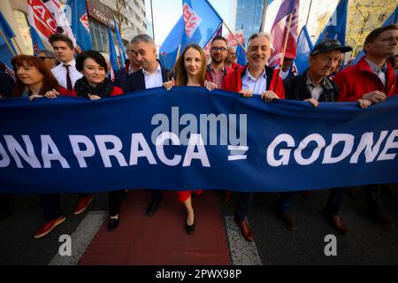 Warschau, Polen. 01. Mai 2023. Der Tag der Arbeit wird am 01. Mai 2023 mit einer Parade in Warschau, Polen, gefeiert. Die traditionelle Parade zum Internationalen Arbeitertag, die von der linken Partei Lewica und der Gewerkschaftsorganisation OPZZ organisiert wird, zieht Tausende von Teilnehmern an, die mit einer Marschkapelle durch die Stadt marschieren. (Foto: Jaap Arriens/Sipa USA) Guthaben: SIPA USA/Alamy Live News Stockfoto