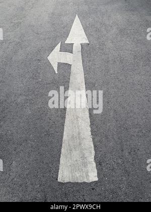 Straße, mit weißem Pfeilschild Stockfoto