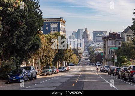 Ein Bild der Fulton Street und des Rathauses von San Francisco in der Ferne. Stockfoto