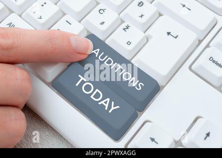 Schreiben mit Textvorsprechen, Word schreibt über eine Probevorstellung, um die Verdienste eines Entertainers zu bewerten Stockfoto