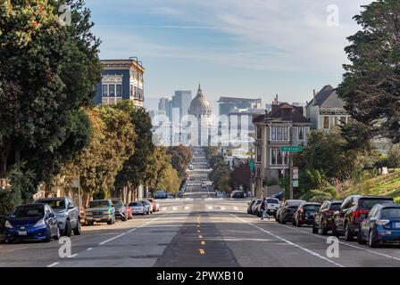 Ein Bild der Fulton Street und des Rathauses von San Francisco in der Ferne. Stockfoto