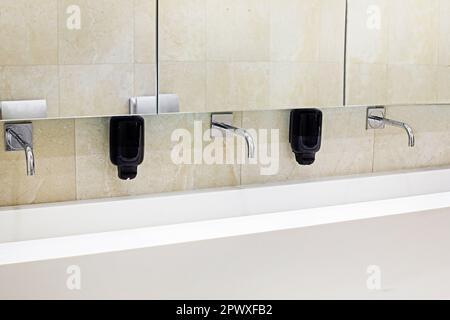 Helle und moderne Einrichtung im Toilettenraum mit Waschbecken. Horizontal Stockfoto