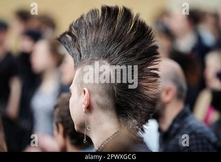 Berlin, Deutschland. 01. Mai 2023. Ein Demonstrante trägt einen Mohawk. Linke und radikale linke Gruppen hatten eine Demonstration zum Labor Day unter dem Slogan "revolutionärer Mai-Tag" gefordert. Kredit: Kay Nietfeld/dpa/Alamy Live News Stockfoto