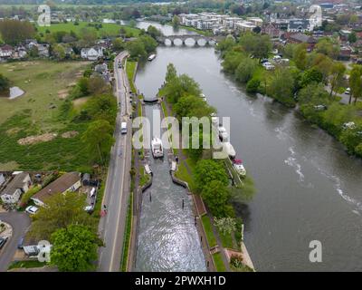 Luftaufnahme eines Bootes, das Chertsey Lock auf der Themse in der Nähe von Chertsey Bridge, Chertsey, Surrey, Großbritannien, bereithält. Stockfoto
