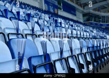 King Power Stadium, Leicester, Großbritannien. 1. Mai 2023. Premier League Football, Leicester City gegen Everton; gefaltete klapper-Karten in den Sitzen auf der Tribüne, die darauf warten, dass die Fans etwas Lärm machen. Credit: Action Plus Sports/Alamy Live News Stockfoto