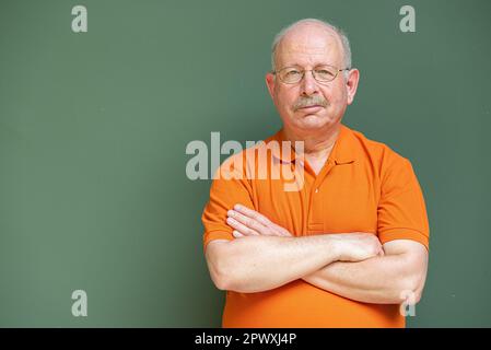 Porträt eines grauhaarigen Seniorenmannes mit Schnurrbart und Brille Stockfoto