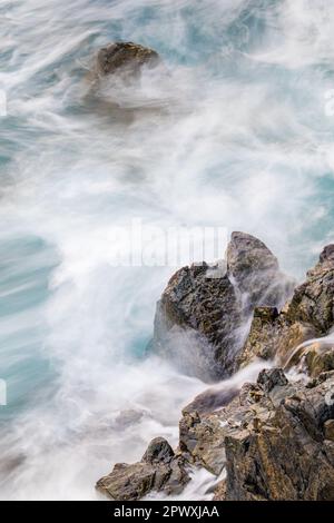 Lange exponierte Meereslandschaft der Wellen des Atlantischen Ozeans, die an der Küste der Isle of Lewis abstürzen Stockfoto