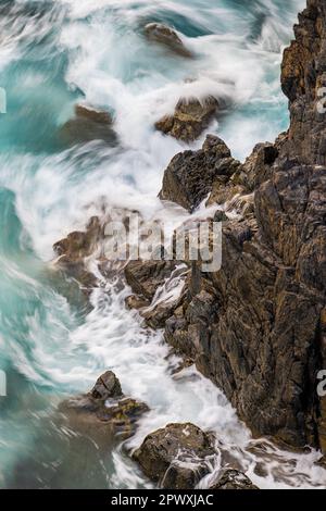 Lange exponierte Meereslandschaft der Wellen des Atlantischen Ozeans, die an der Küste der Isle of Lewis abstürzen Stockfoto