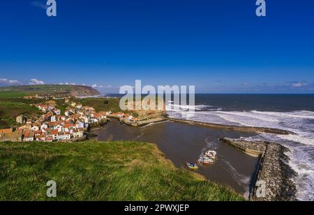 Blick aus der Vogelperspektive auf Staithes von der Klippe im Süden des Dorfes. Stockfoto