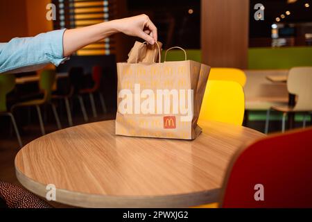 Valencia, Spanien - 16. Oktober 2022: Verpackungsdesign von Papiertüten für Lieferservice im Besitz des Fast-Food-Restaurants McDonalds auf einem Tisch im städtischen Café Stockfoto