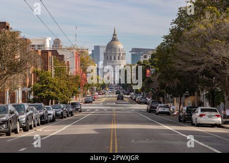 Ein Bild der Fulton Street und des Rathauses von San Francisco in der Ferne. Stockfoto