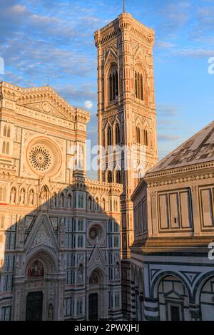 Typischer Blick auf Florenz: Die Kathedrale Santa Maria del Fiore mit Giottos Glockenturm und das Baptisterium bei Sonnenuntergang, Italien. Stockfoto