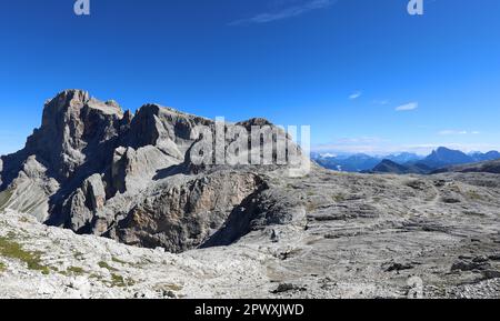 Fast Mondlandschaft der dolomiten in Norditalien und das alpine Schutzgebiet RIFUGIO Rosetta in der Ferne Stockfoto