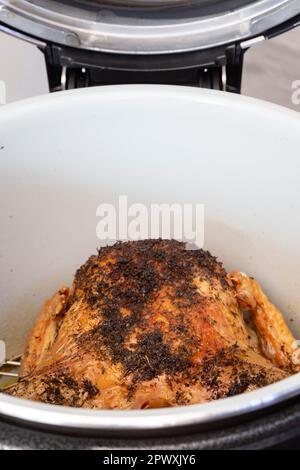 Hähnchen mit Kräutermischungen, in einer Airfryer gekocht. Gesundes, kostengünstiges Kochkonzept Stockfoto