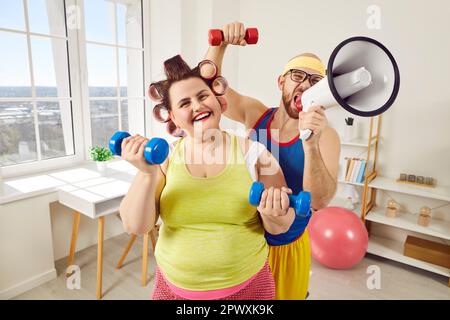 Lustiger männlicher Sporttrainer motiviert eine fette, übergewichtige Frau, Fitnesstraining zu machen Stockfoto
