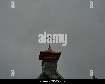 Dufftown, Schottland - 05 22 2018: Altes Steingebäude der beliebten und traditionellen Glenfiddich-Brennerei in Schottland. Stockfoto