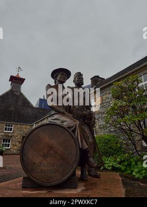 Dufftown, Schottland - 05 22 2018: Bronzestatue in der beliebten und traditionellen Glenfiddich-Destillerie in Schottland. Stockfoto