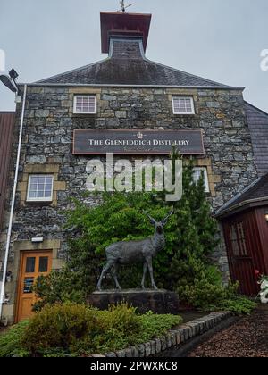 Dufftown, Schottland - 05 22 2018: Altes Steingebäude der beliebten und traditionellen Glenfiddich-Brennerei in Schottland. Stockfoto