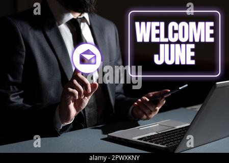 Textzeichen mit Begrüßung Juni, Geschäftsideen Kalender sechster Monat zweites Quartal dreißig Tage Grüße Stockfoto