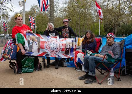 London uk 1. Mai 2023 Royal Fan John Loughrey und einige Freunde, die in der Mall campen, nahe Buckingham Palace im Zentrum von London schreiben Richard Lincoln/Alamy Live News Stockfoto