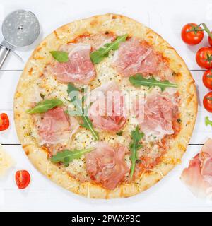 Schinkenpizza Prosciutto Square von oben Backzutaten auf Holzbrettholz Stockfoto