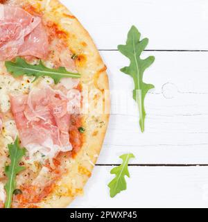 Schinken-Pizza-Prosciutto von oben Kopierraum-Platz, Nahaufnahme auf Holzbrettholz Stockfoto