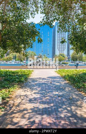 ABU DHABI, VAE - 18. April 2022: Straßen und Wolkenkratzer in Abu Dhabi Stockfoto