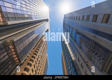 ABU DHABI, VAE - 18. April 2022: Straßen und Wolkenkratzer in Abu Dhabi Stockfoto