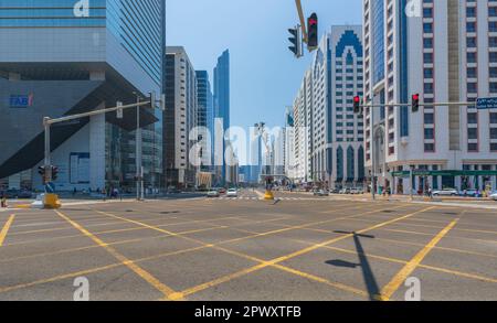 ABU DHABI, VAE - 18. April 2022: Straßen und Wolkenkratzer in Abu Dhabi Stockfoto