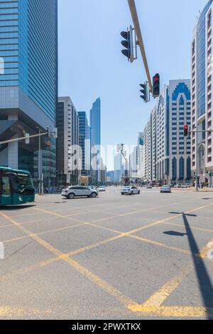 ABU DHABI, VAE - 18. April 2022: Straßen und Wolkenkratzer in Abu Dhabi Stockfoto