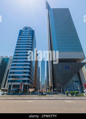 ABU DHABI, VAE - 18. April 2022: Straßen und Wolkenkratzer in Abu Dhabi Stockfoto