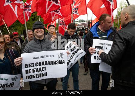 Moskau, Russland. 1. Mai 2023. Anhänger der Linken Front nehmen an der Kundgebung der russischen Kommunistischen Partei zum Labor Day, auch bekannt als May Day, an dem Denkmal des deutschen Philosophen Karl Marx aus dem 19. Jahrhundert in der Nähe des Roten Platzes in Moskau, Russland, Teil. Nikolay Vinokurov/Alamy Live News Stockfoto