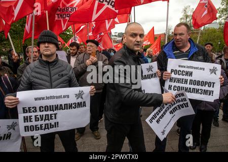 Moskau, Russland. 1. Mai 2023. Der Koordinator der Linken Front Sergei Udaltsow (C) nimmt an der Kundgebung der Anhänger der Kommunistischen Partei zum Tag der Arbeit, auch bekannt als Mai, an dem Denkmal des deutschen Philosophen Karl Marx aus dem 19. Jahrhundert in der Nähe des Roten Platzes in Moskau, Russland, Teil. Nikolay Vinokurov/Alamy Live News Stockfoto