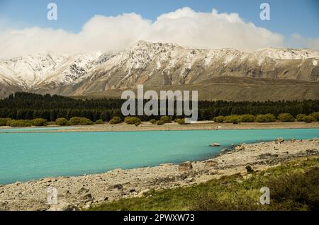 Der Lake Tekapo wird von schneebedeckten Berggipfeln in Neuseeland eingerahmt Stockfoto