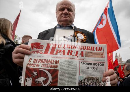 Moskau, Russland. 1. Mai 2023. Ein Mann las die Zeitung Podmoskovnaya pravda während der Rallye der russischen Kommunistischen Partei anlässlich des Labor Day, auch bekannt als Mai Day, am Denkmal des deutschen Philosophen Karl Marx aus dem 19. Jahrhundert in der Nähe des Roten Platzes in Moskau, Russland. Nikolay Vinokurov/Alamy Live News Stockfoto