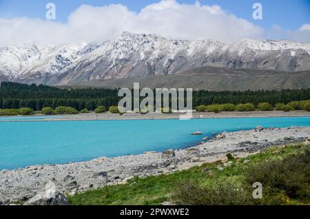 Der Lake Tekapo wird von schneebedeckten Berggipfeln in Neuseeland eingerahmt Stockfoto