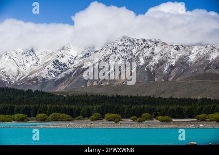 Der Lake Tekapo wird von schneebedeckten Berggipfeln in Neuseeland eingerahmt Stockfoto