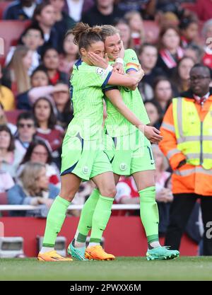 London, Großbritannien. 1. Mai 2023. Alexandra Popp von (R) VfL Wolfsburg feiert mit Teamkollegen, nachdem er beim Spiel der UEFA Womens Champions League im Emirates Stadium, London, 2-1 Punkte erzielt hat. Das Bild sollte lauten: Paul Terry/Sportimage Credit: Sportimage Ltd/Alamy Live News Stockfoto